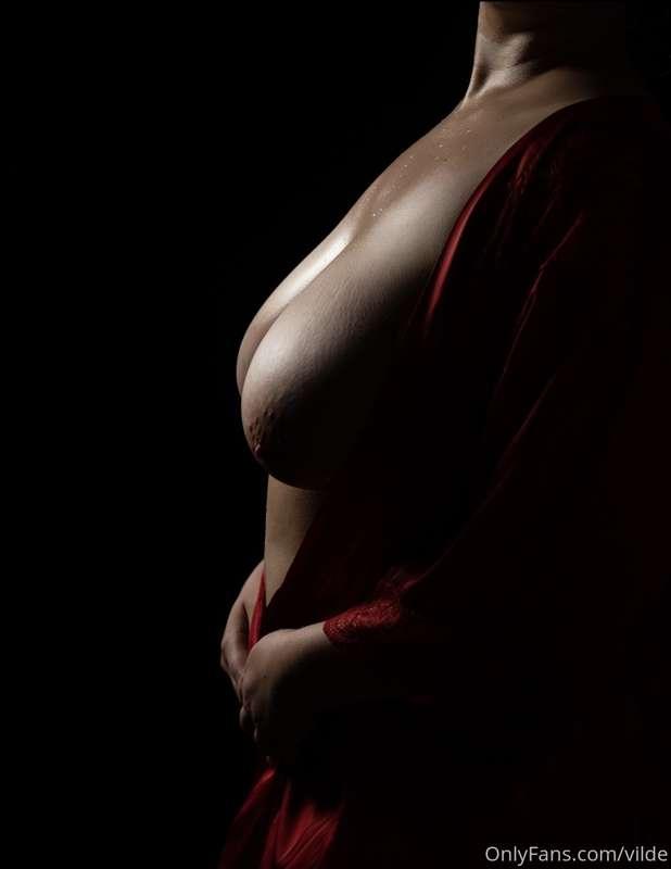 Lady in red.. 👀