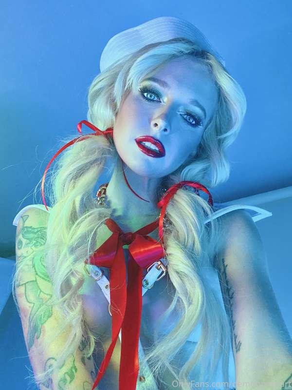 had a super fun shoot yesterday where i was a pin-up sailor ..