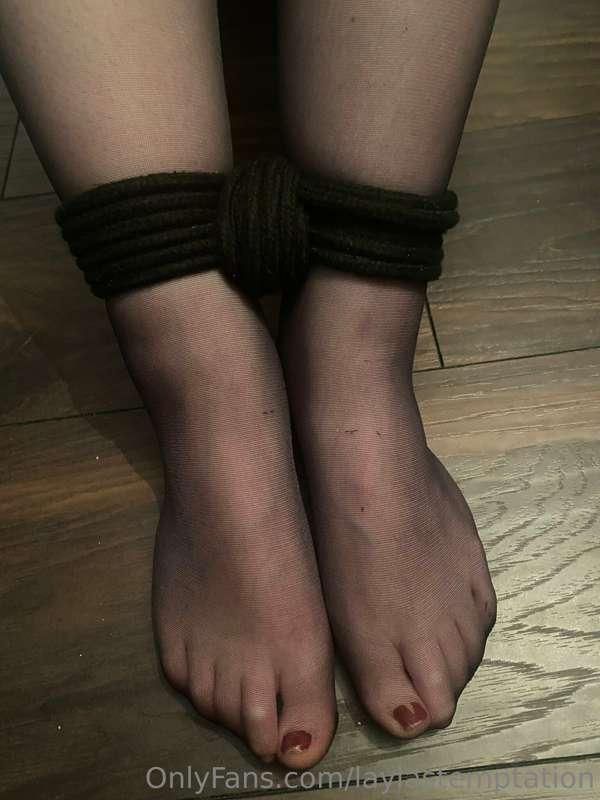 5 feet pictures with 5 different nylons on 😍 what’s ur favor..