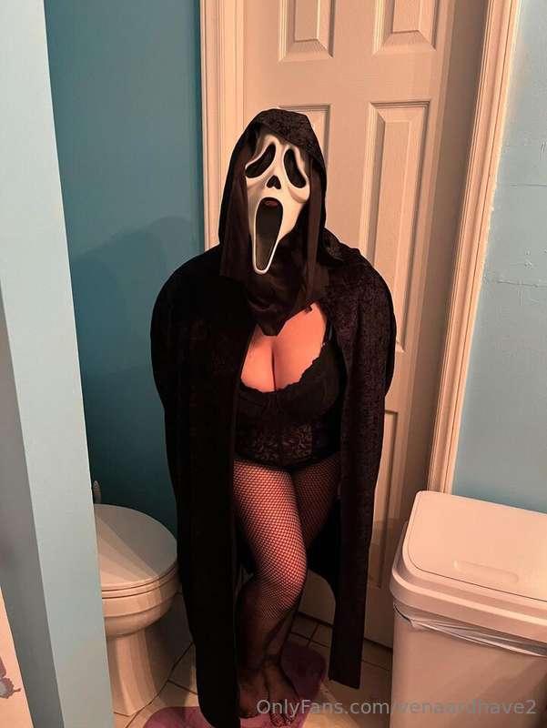 Let’s cuddle and watch horror movies😘👻