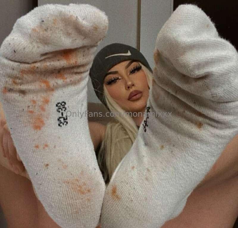 Come on losers let me humiliate you and smell my socks now🤤😈..