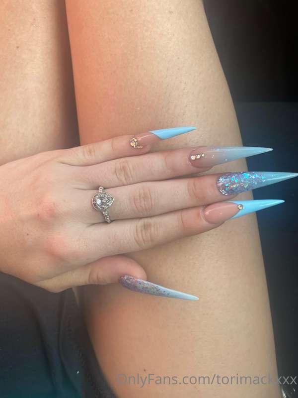 It’s okay to like pretty hands and feet💙🦋💫