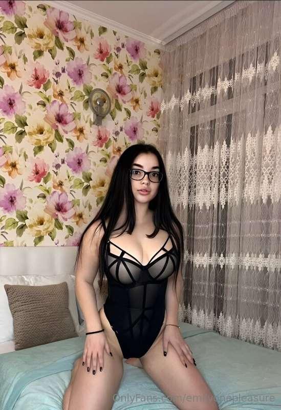 Stunning babe @frombellawithlove  wants to show daddy how we..
