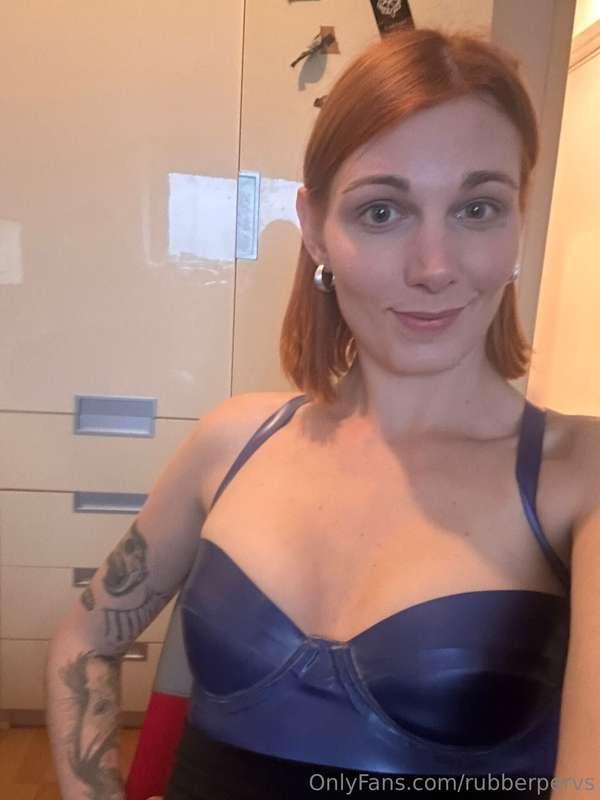 Süßen neuen Latex-BH geklebt in Azur ☺️ Morgen zeige ich euc..
