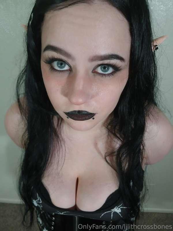 The big titty goth elf has a quest for you! Do you accept?