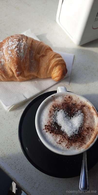 Solo così la giornata può iniziare al meglio 🙈 E la tua? 💙