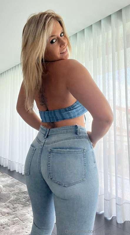 Who love some big ass in tight jeans 🥵?