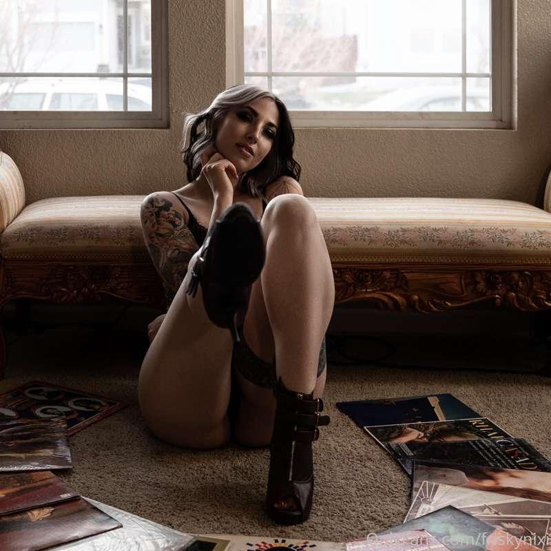 💋 and let’s sit around and talk about our favorite albums, w..