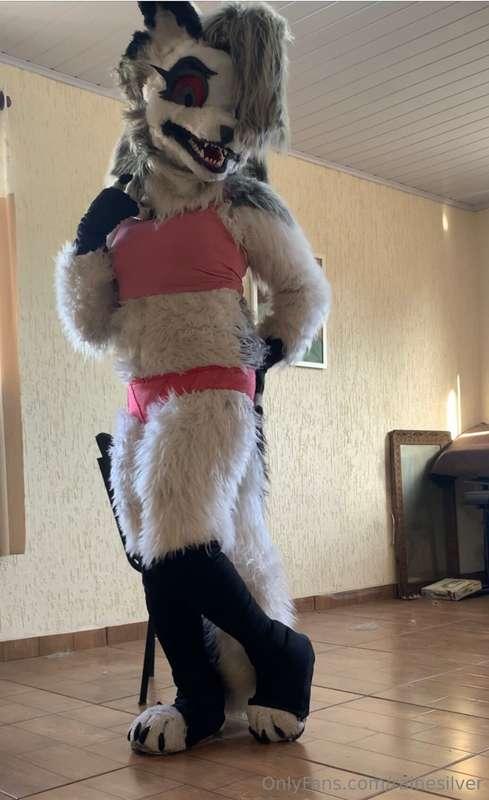 Yeah new vídeos i did :) some paws, stomps and boobs. Werega..