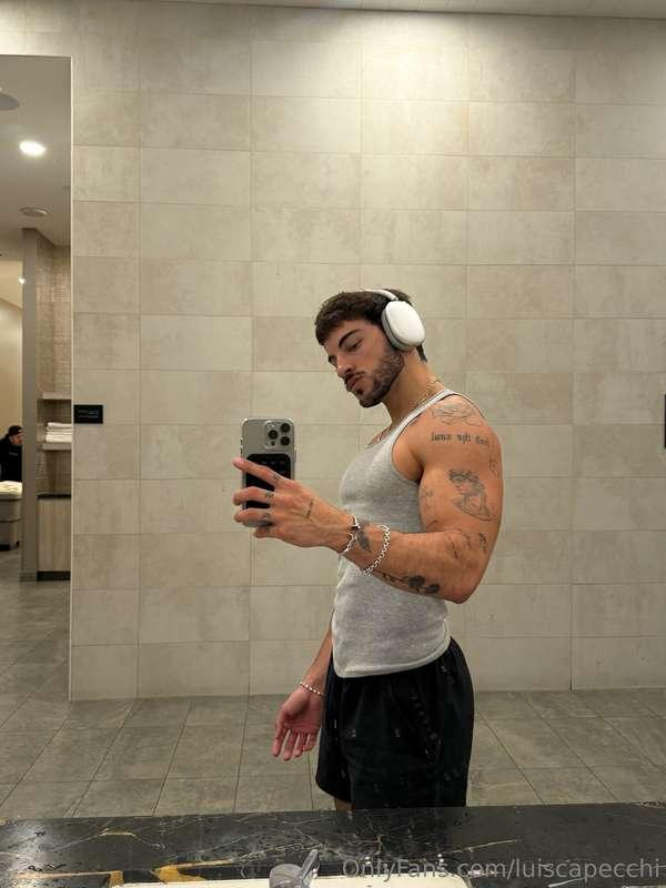 You gonna help papi cool off after the gym? After a pump you..