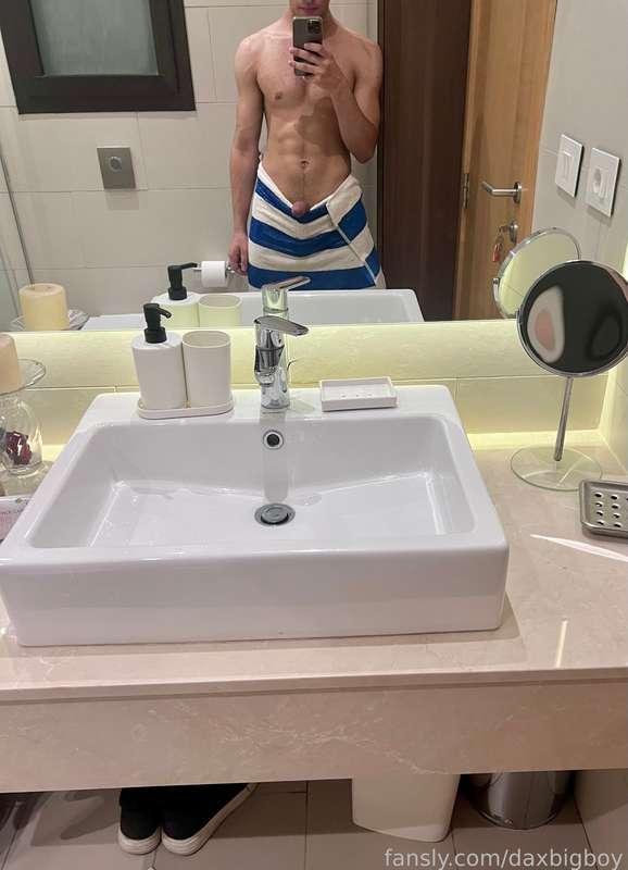 He just wants to say Hi.


#fyp #tease #bulge #teaser #shower #towel #bigbulge #poking #abs #dom