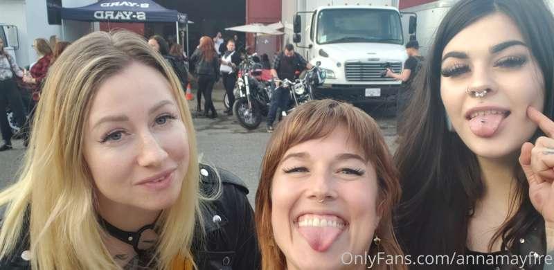 @charleebeckett @sarahmoonsg and I went to a party!