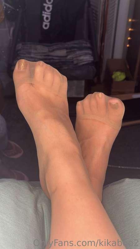 enjoy some close ups of nylon soles and a couple bare 😇