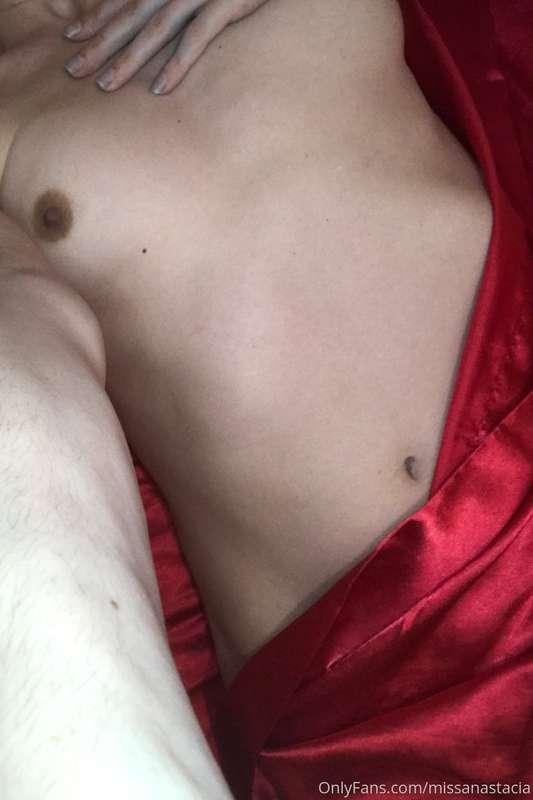 Feelin a little frisky after my pre-bed shower 😈