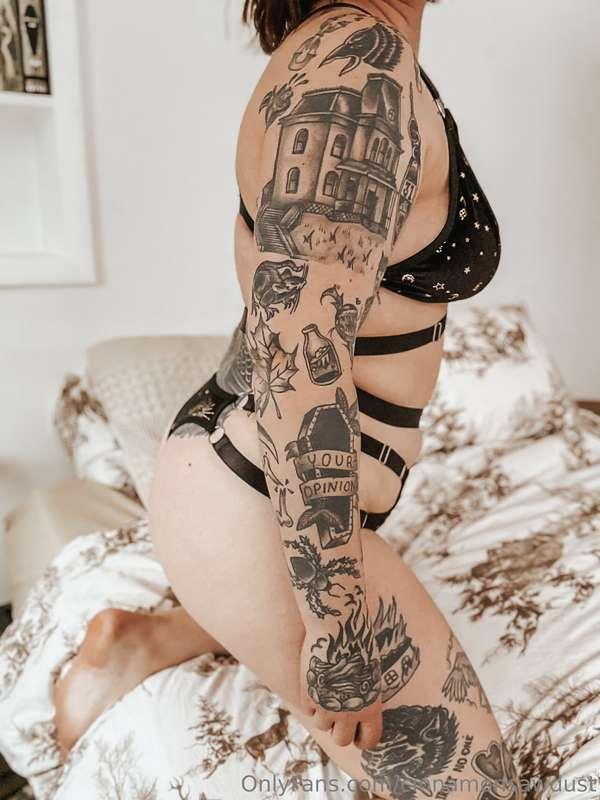 If black and strappy is your vibe, check your inbox 🥵🥵