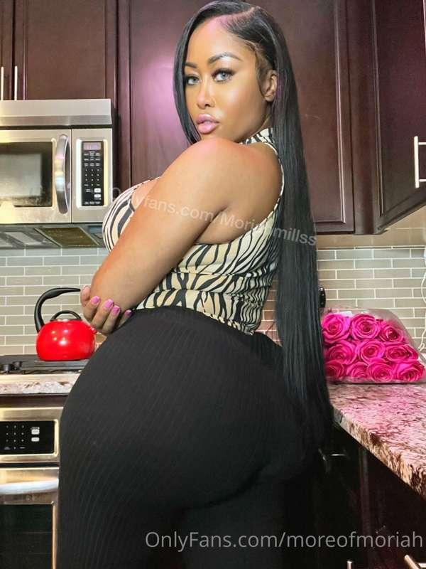 Ooooh do you like my juicy ass? 🥵 come to @moriahmillss for ..