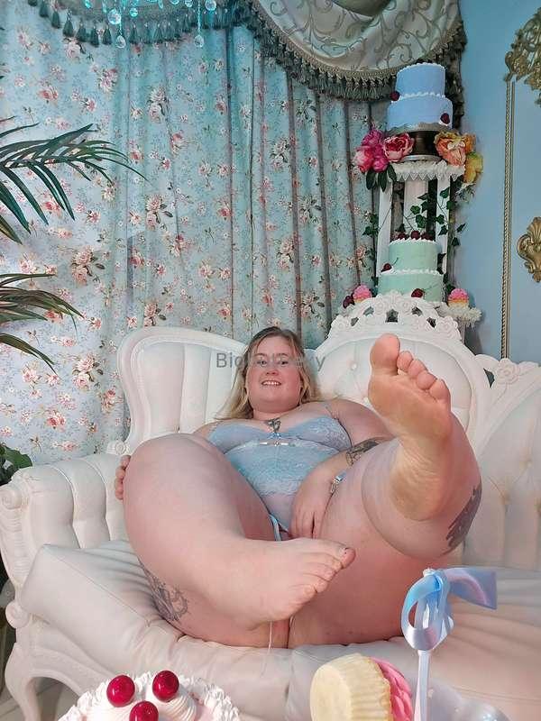 Want me to remove my feet to see my beautiful sweet pink pus..