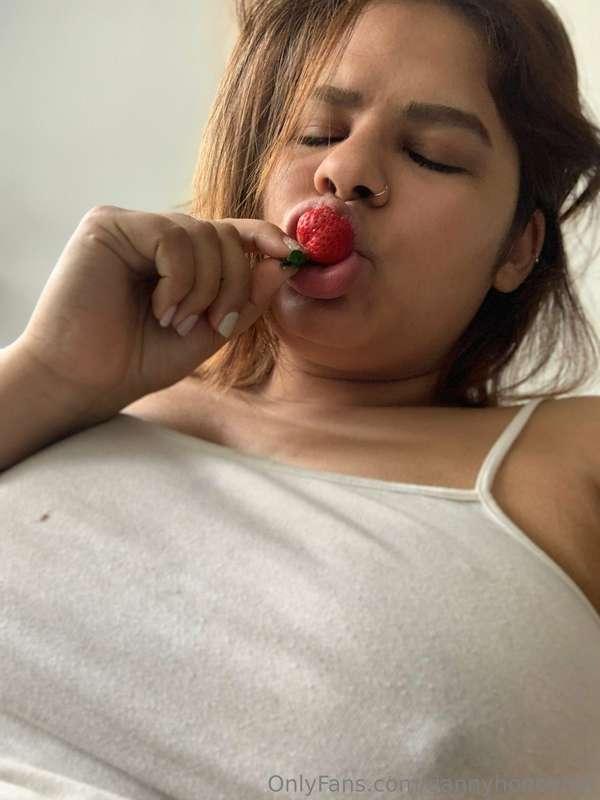 Would you like me to eat your 🍆 how do I eat this strawberry..