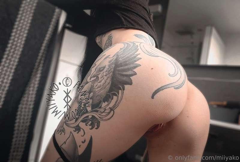 Hope you enjoy how my pussy is peaking 🤭💦