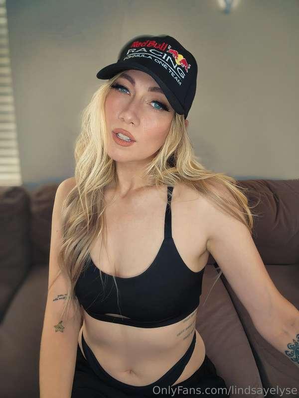 it's race weekend 🏁 wanna order pizza and watch with me??