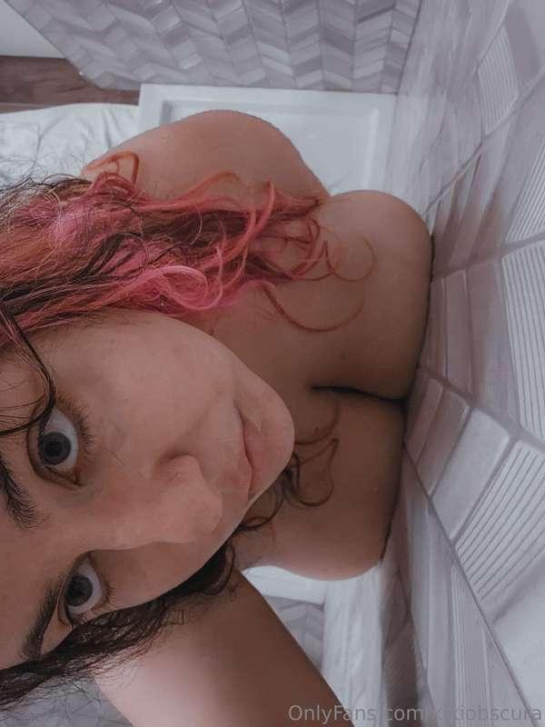 Some hotel shower pics for your viewing pleasure 👀  Enjoy th..