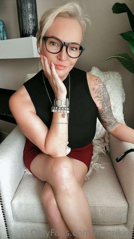 Have you ever had a sexy boss? I would love to be your boss ..