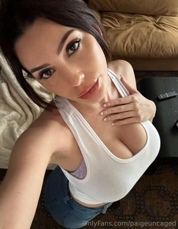 horny right now replying to DMs @itspaigeuncaged 😈