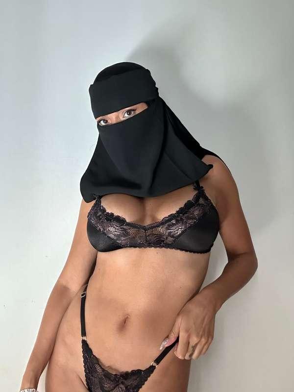 HIJABI BADDIE JUST JOINED OF GO SHOW SOME LOVE ITS FREE http..