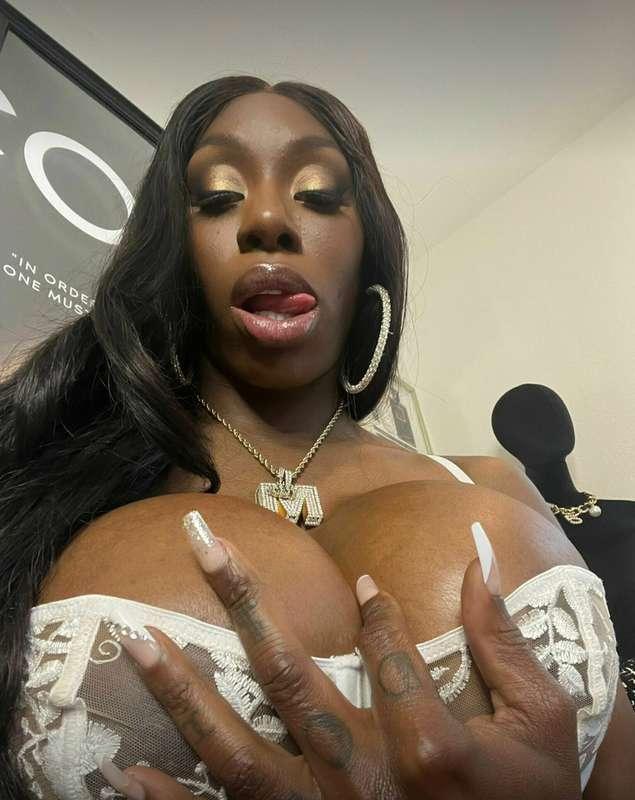 CUM AND PLAY WITH BIG MAMA!! 😈 Just Dm me babe, i'll make yo..