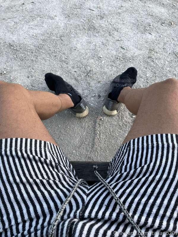 🇬🇧 Come massage these tired warm feet at the park 💆🏻‍♂️ 😈  •..
