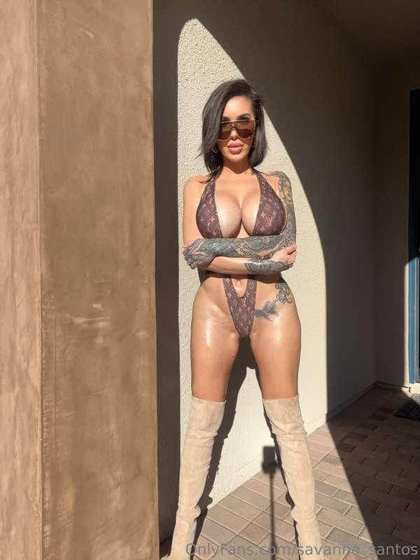 just letting the sun kiss what you wish you could😘