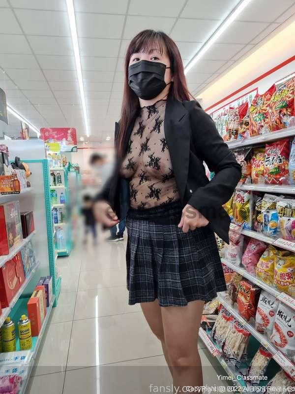 Getting ready for the weekend~
At the end of the promotion, send an uncensored post to the subscribed fans only~~
Look at me in the supermarket wearing only transparent tops~~
There are a lot of people in the afternoon, and it's super nervous. …

準備過周末囉~
優惠活動最後給訂閱粉絲們發個無碼的帖子~~
看我在超商內只穿薄紗上衣逛~~
下午時間人還不少,超緊張的啦....