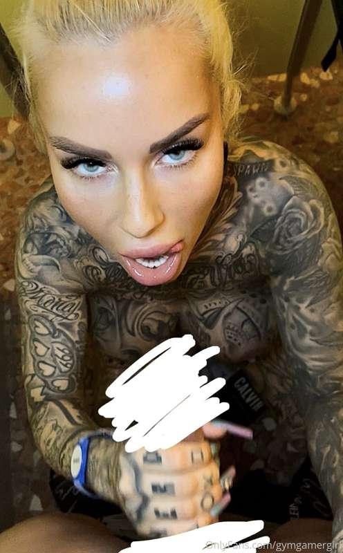 💦 can I suck your dick and can you fuck me in the lockers ro..