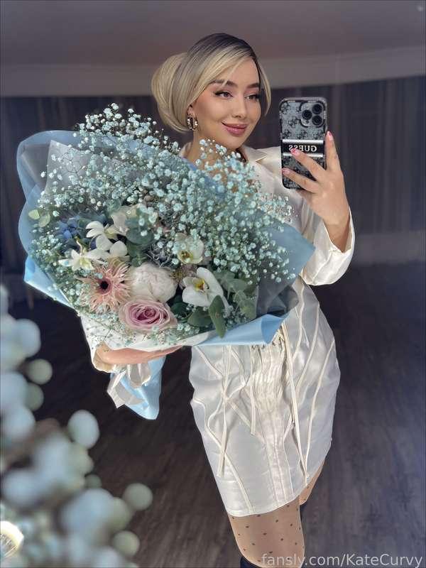 Will you come on a date with 👑Kate with a huge bouquet?🤤 

What kind of gifts will they be, as hot as I am?😱🔥

#naked #Christmas #hot #boobs #milf #pussy #bdsm #horny #fyp #sexting