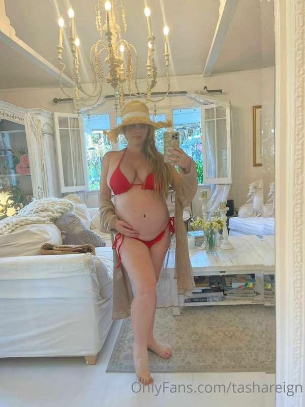 Happy Thursday ⛱👙 I’ve sent you a naughty photo shoot of me ..