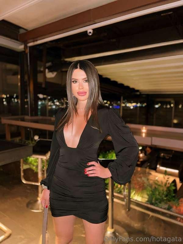 I like to look elegant and beautiful 🤭  I feel great in this..