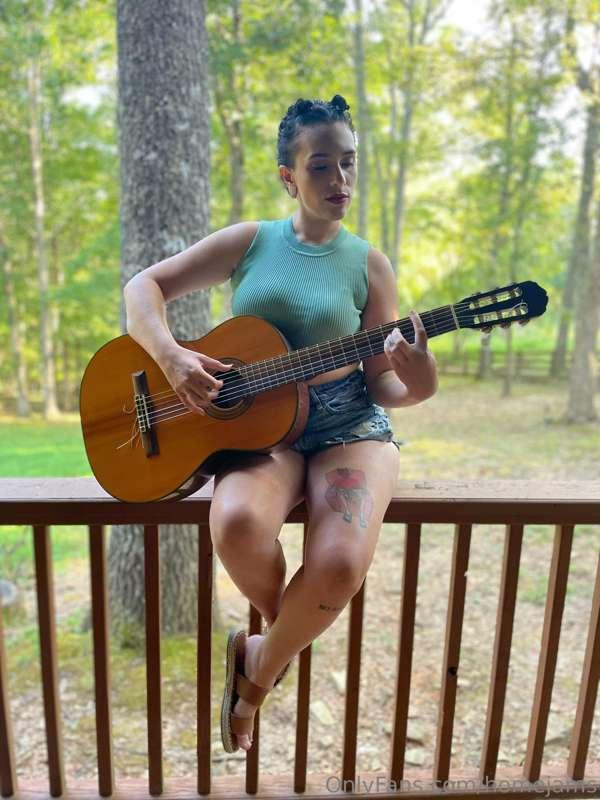 The chord of the day is here☀️
Here are two examples of how ..