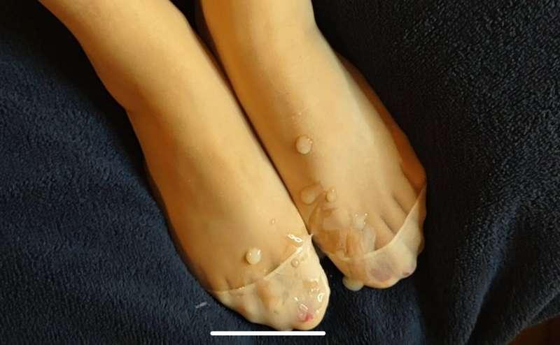 I love a hot load on my pretty toes💦😋