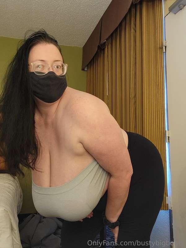 DM me pics/vids of your cock 🍆 right now.... if you're a bad..