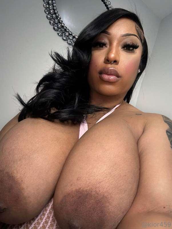 happy sunday posting a new titty video for y’all tonight :)