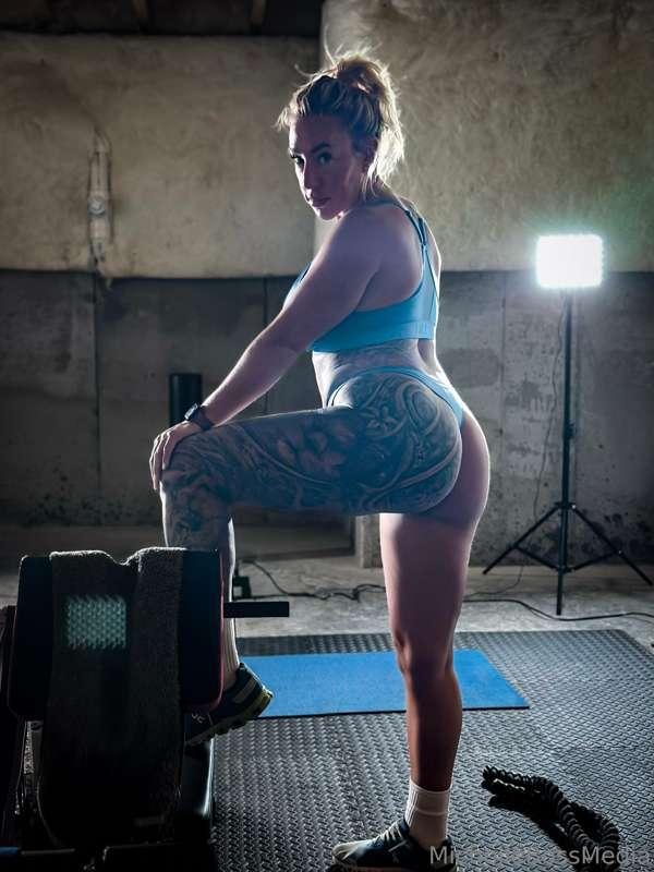 my morning workout is always naked and naughty 😈