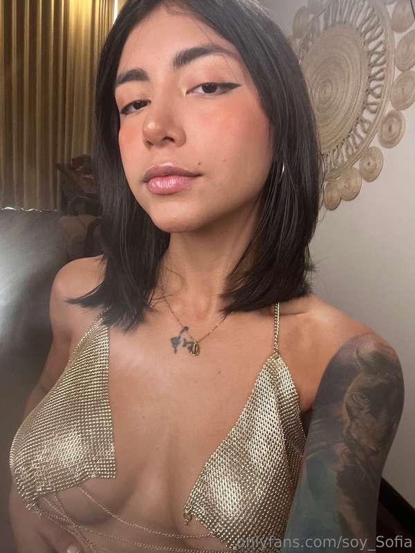 use your mouth to take them off @soy_sofia 😼