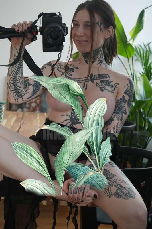 3 komplette Nudes mit den neuen Brüsten und rasierter Pussy ..