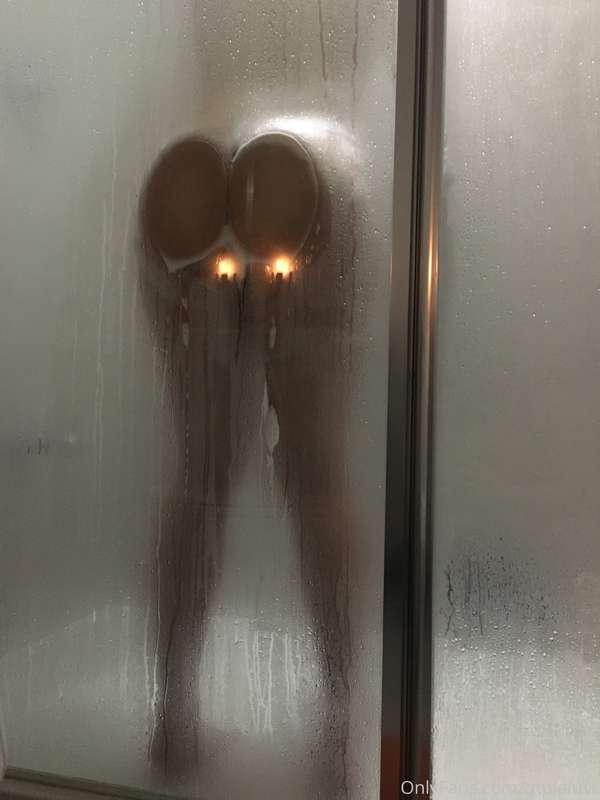 Soapy, steamy, shower 🍑 I thought the reflection of the nigh..