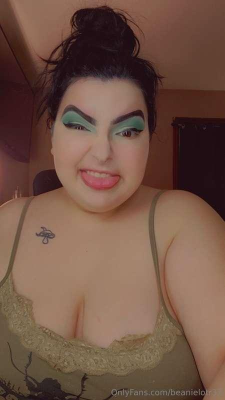 Did a cute makeup look with my new palette 💚🎄