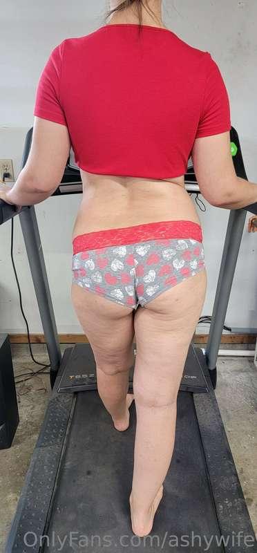 Wanna join me in the gym? 😜 I need your help stretching 😈