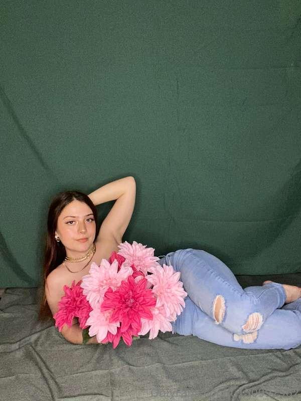 Paid page is on sale for $6 for the holidays😋Come join me 🥰😘..