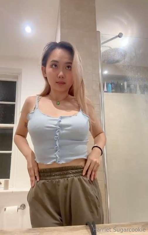 Are you ready for a quick pre-shower striptease video? 😈  ti..