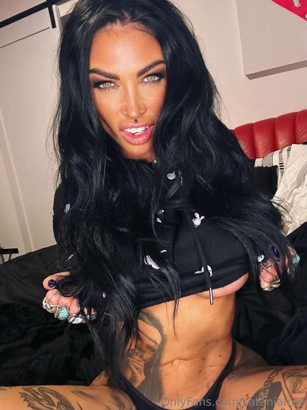 This pretty little face deserves to get fucked. 👅💦