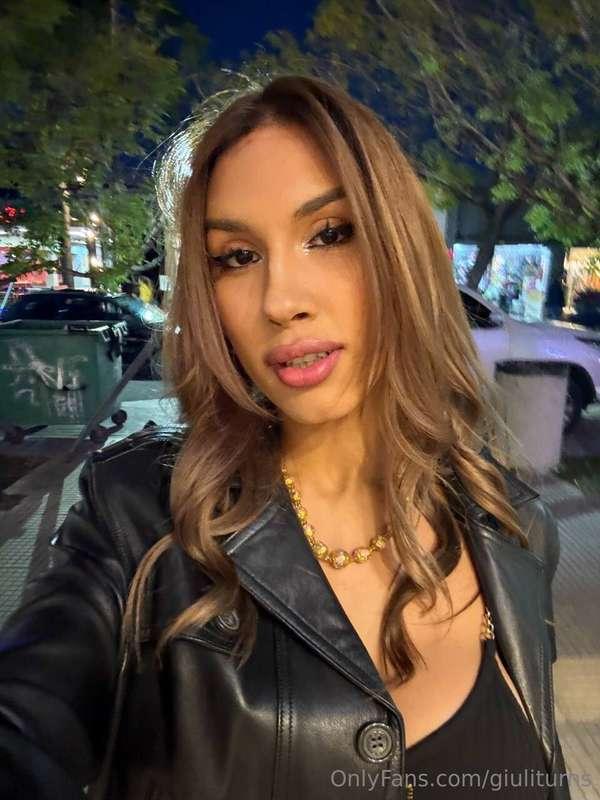 Date night w me? 😍